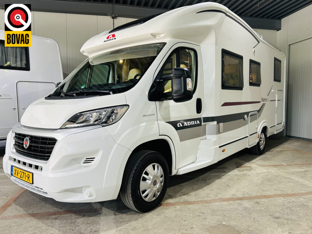 Adria  MATRIX M 670SL PLUS Met enkele bedden en slechts 65.000 Km!